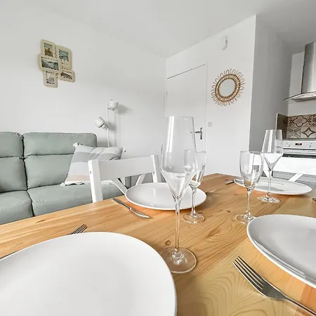 Moderne, A 2 Pas De La *