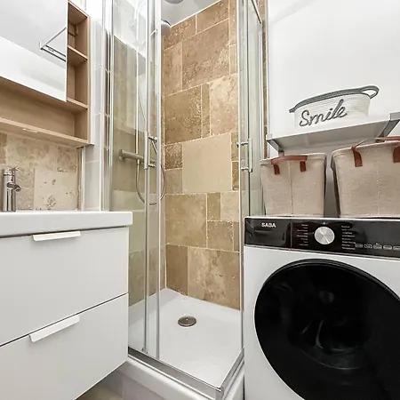 Moderne, A 2 Pas De La *