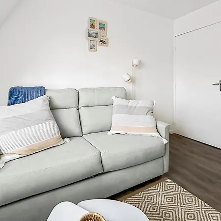 Moderne, à 2 Pas De La