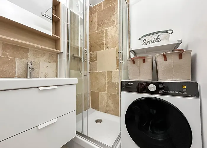 Moderne, A 2 Pas De La *